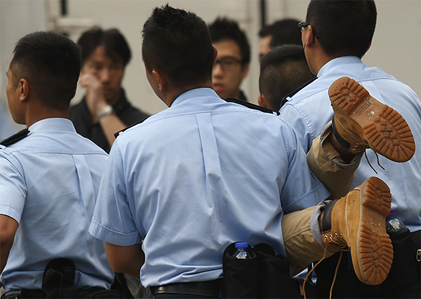     511    ,         , 2 , <a href="http://www.scmp.com/news/hong-kong/article/1544897/police-criticised-handling-july-1-march-and-arrested-sit-protesters" target="_blank"></a> South China Morning Post.   ,             . 
