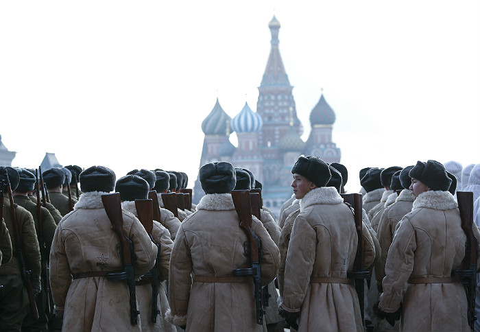 Марш на красной площади. Парад на красной площади 7 ноября 1941 года фото. Парад в честь 24 годовщины Октябрьской революции.